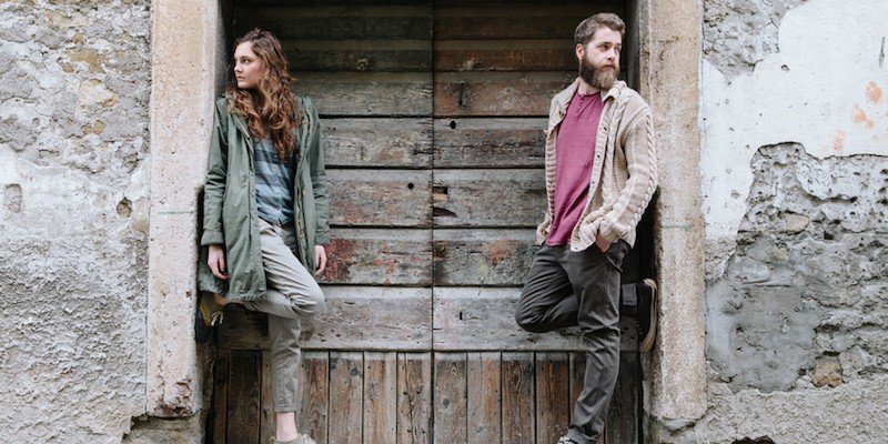 elitedaily-alberto-bogo-couple-old-door-800x400