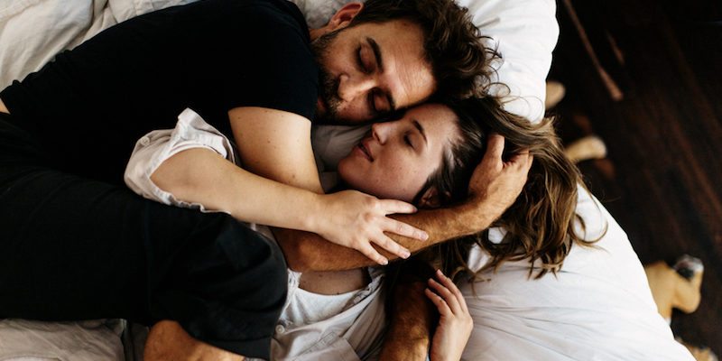 couple-in-bed