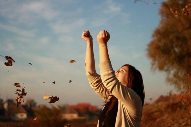 favim-com-autumn-girl-leaves-260751