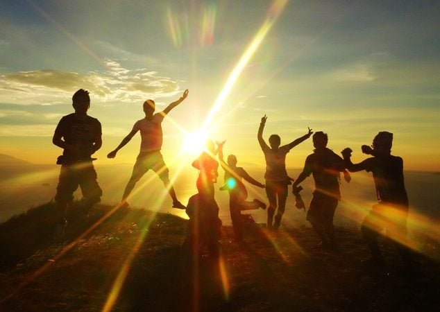 traveling-with-friends-at-the-mountaintop