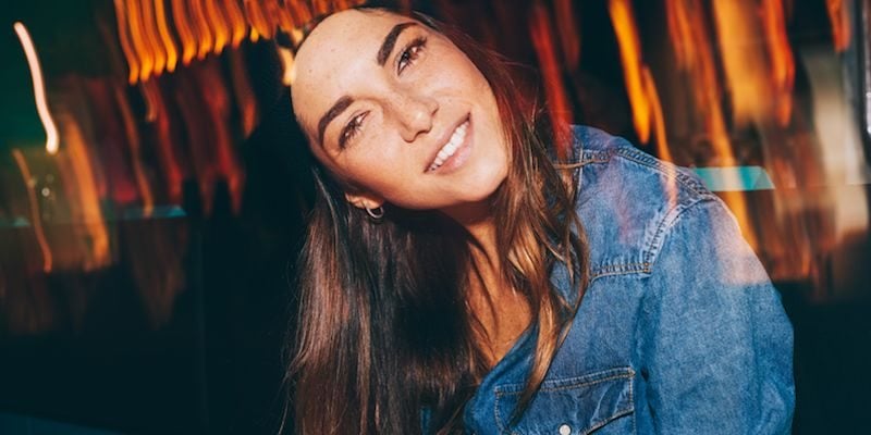 800x400-woman-bar-nightlife-single