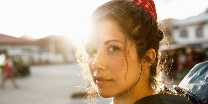 800x400-girl-looking-at-camera-sunset