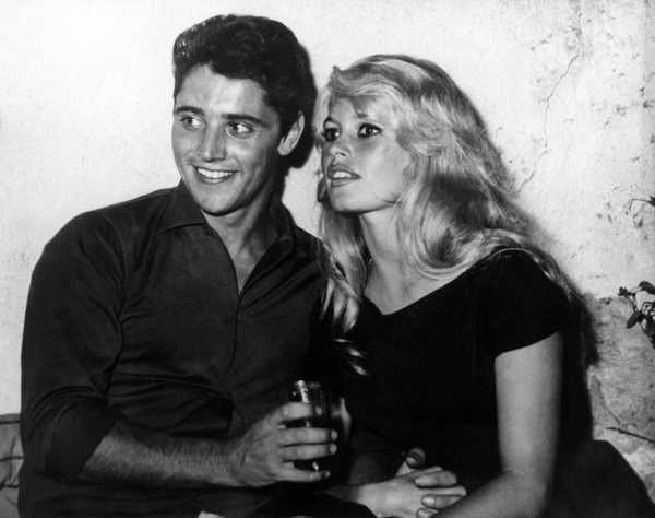 PHOTO: EAST NEWS/SIPA PRESS BRIGITTE BARDOT AVEC SACHA DISTEL *** Local Caption *** 00006897