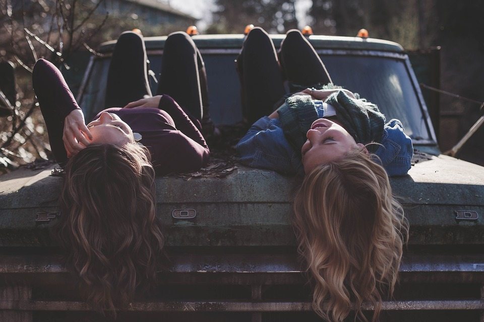 https://pixabay.com/sk/holky-le%C5%BEiace-classic-car-mlad%C3%BD-1209321/