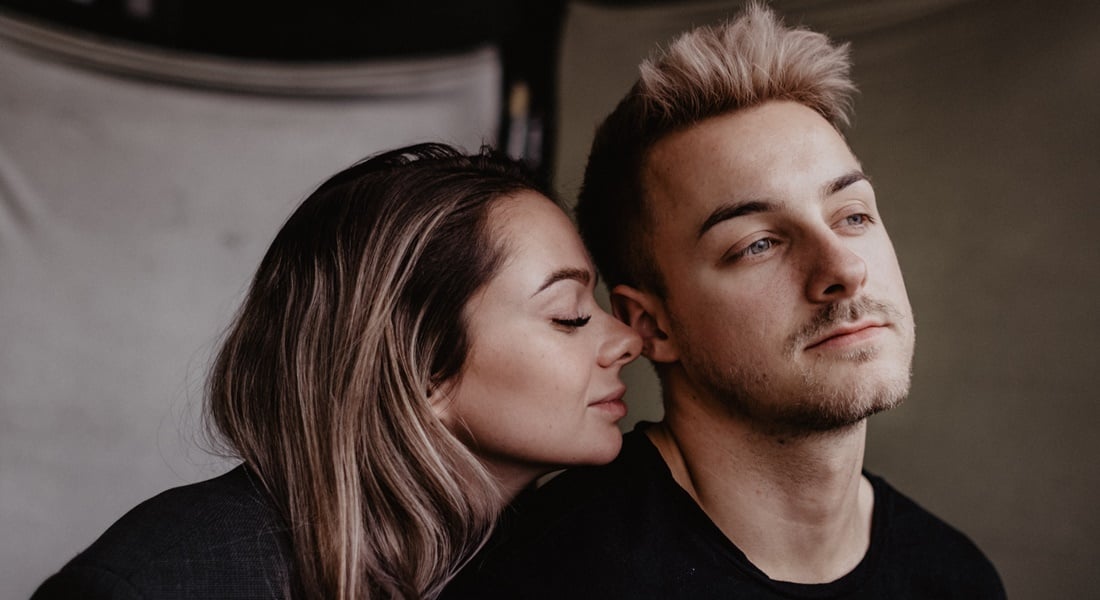 Zahráva sa s tebou?