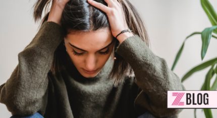 Žena sa drží za hlavu, pretože ju trápi migréna