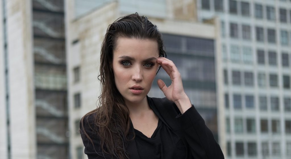 Zamyslená žena