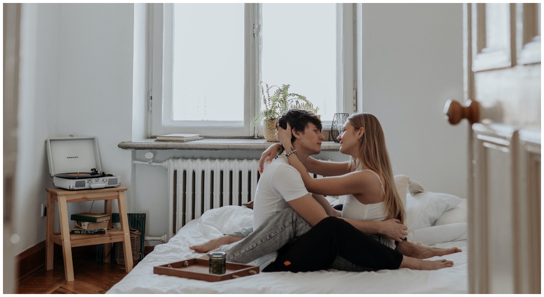 Muž a žena v objatí