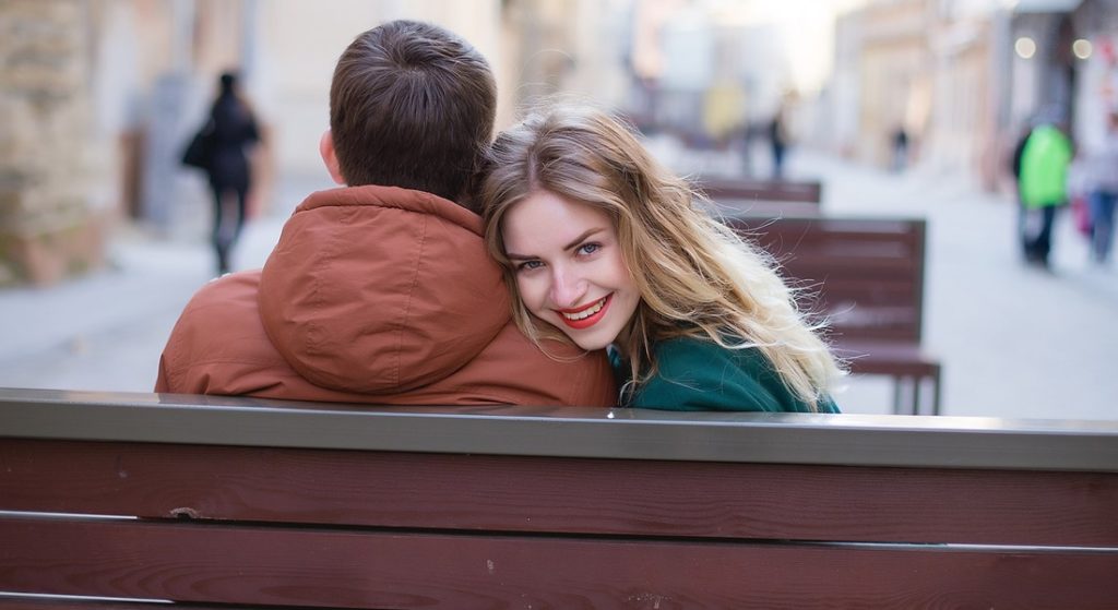 Žena na rande sa opiera o plece muža