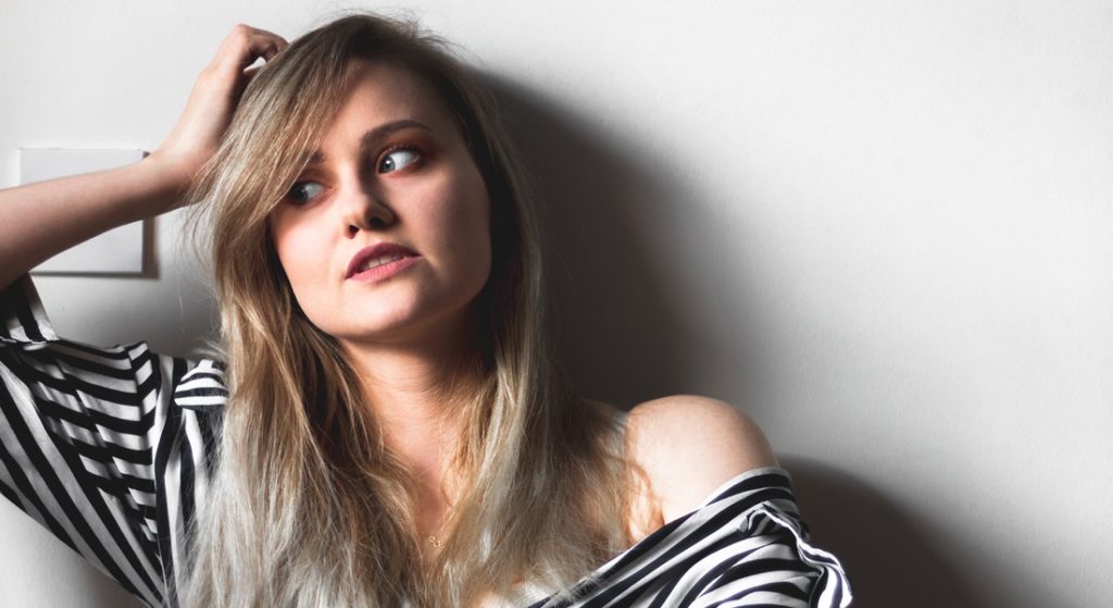 Žena si drží hlavu a rozmýšľa