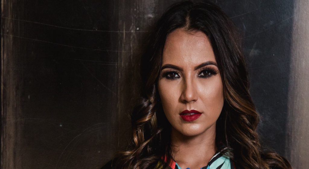 Žena s prísnym pohľadom