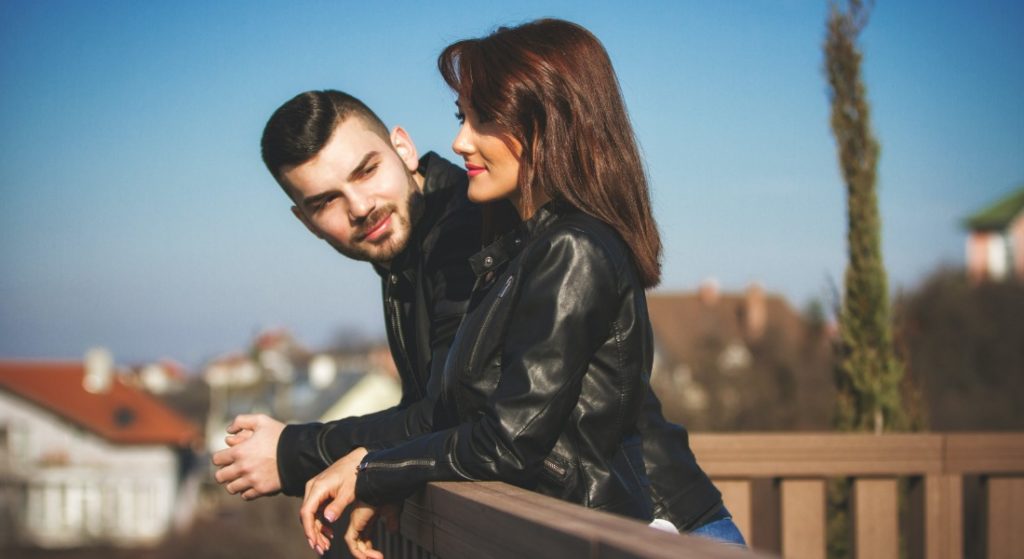 Chlap a žena sa rozprávajú