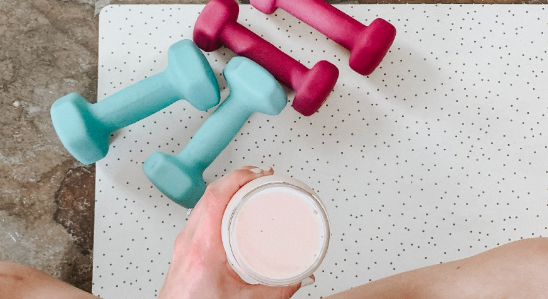 Činky a smoothie na podložke
