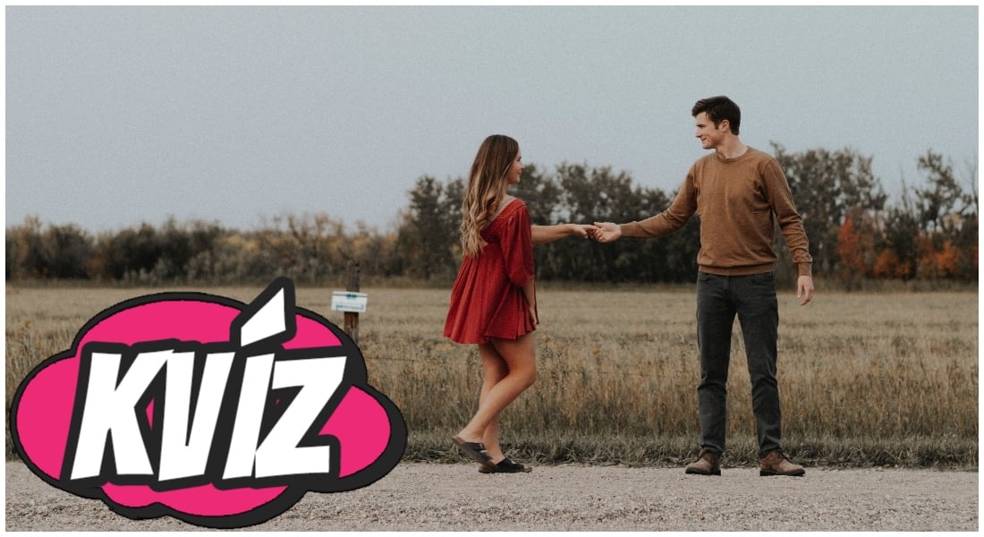 Žena a muž tancujú v poli