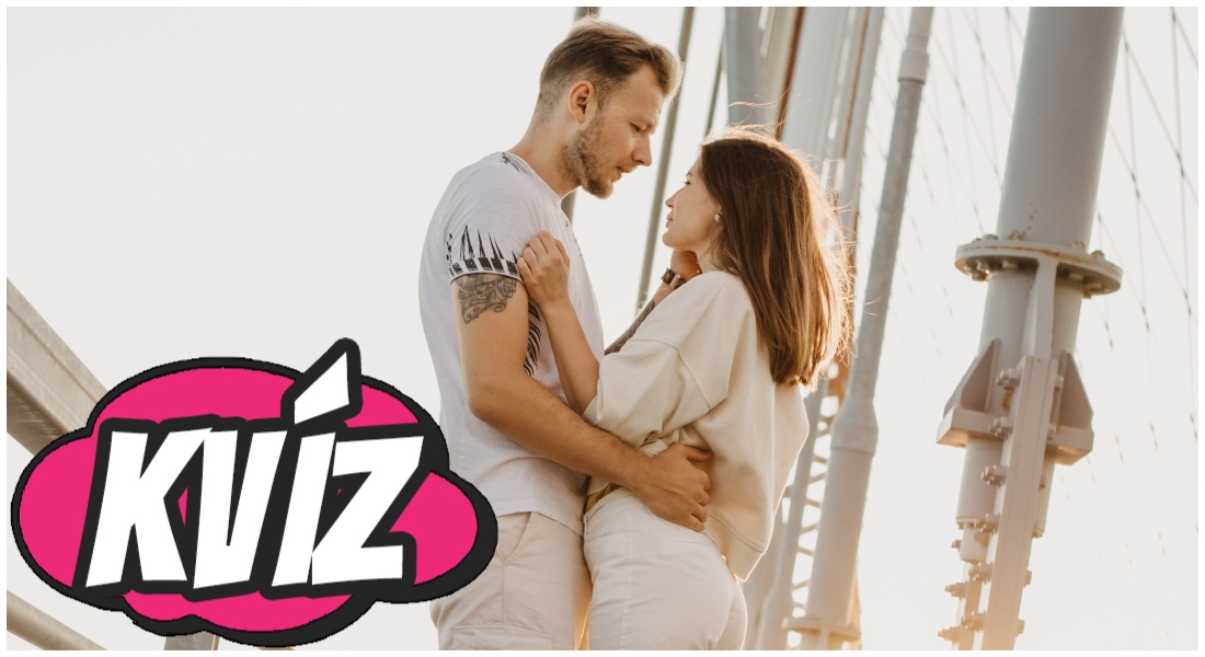 Žena a muž stoja na moste