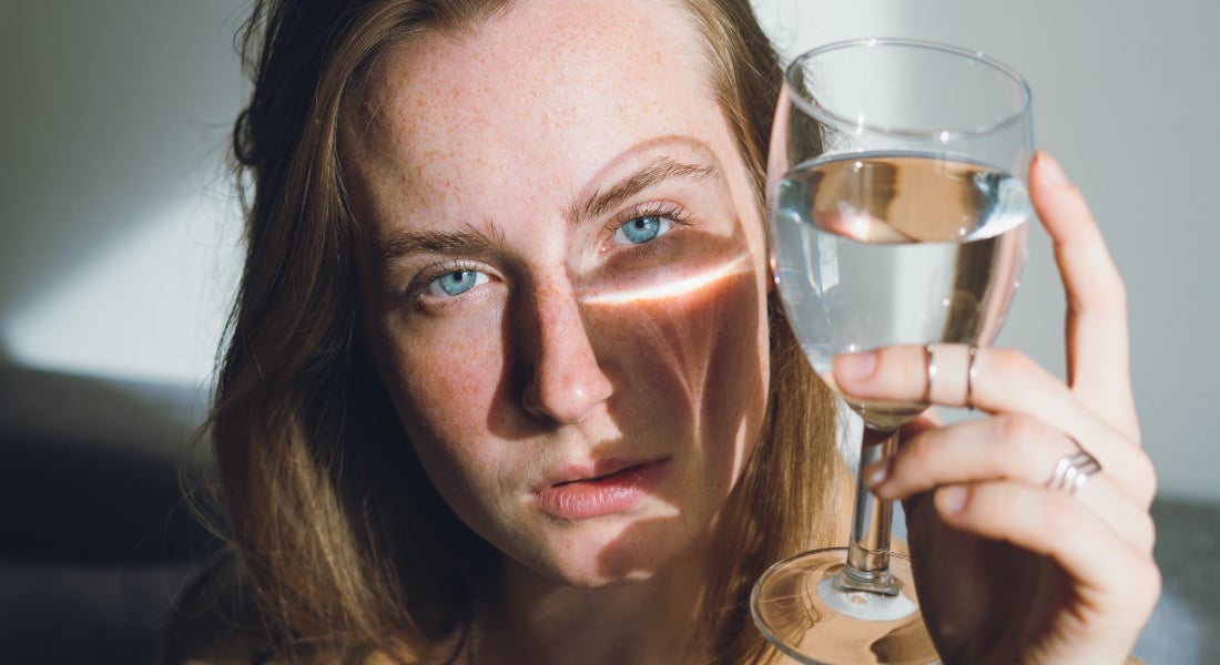 Žena s pohárom