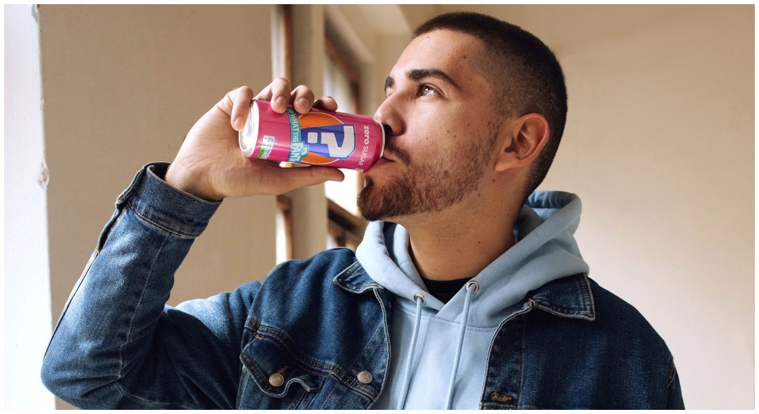 GoGo drží v ruke plechovku značky FANTA