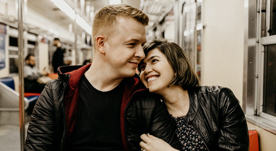 Žena sa opiera o rameno svojho priateľa