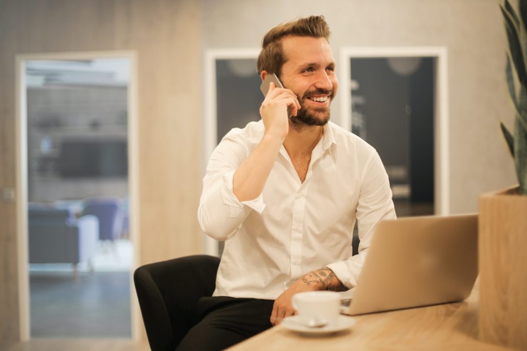 Muž telefonuje a smeje sa pri tom