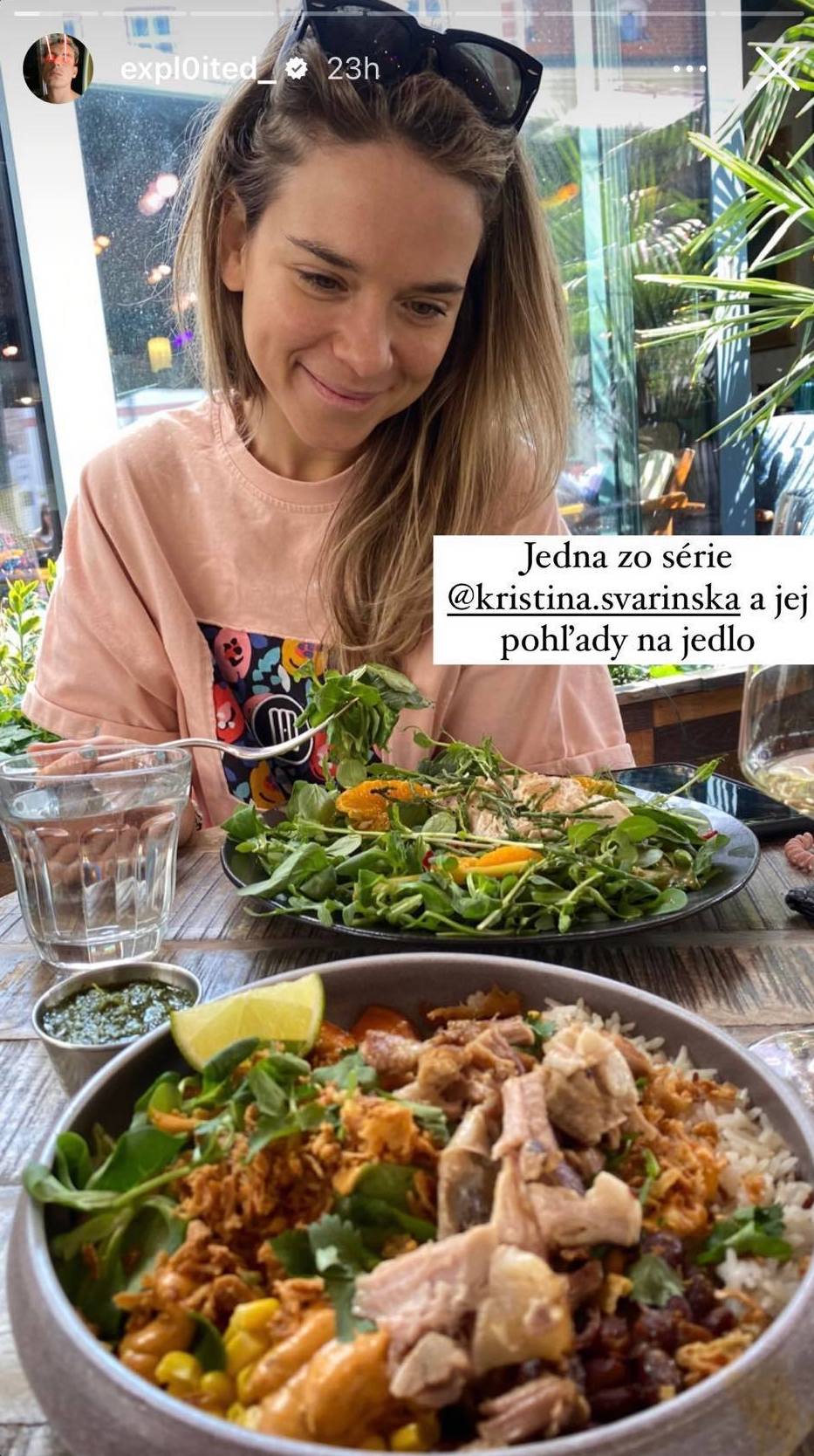 Svarinská má blond vlasy