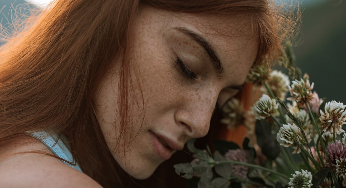 Žena s kvetmi