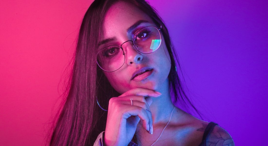 Žena s okuliarmi
