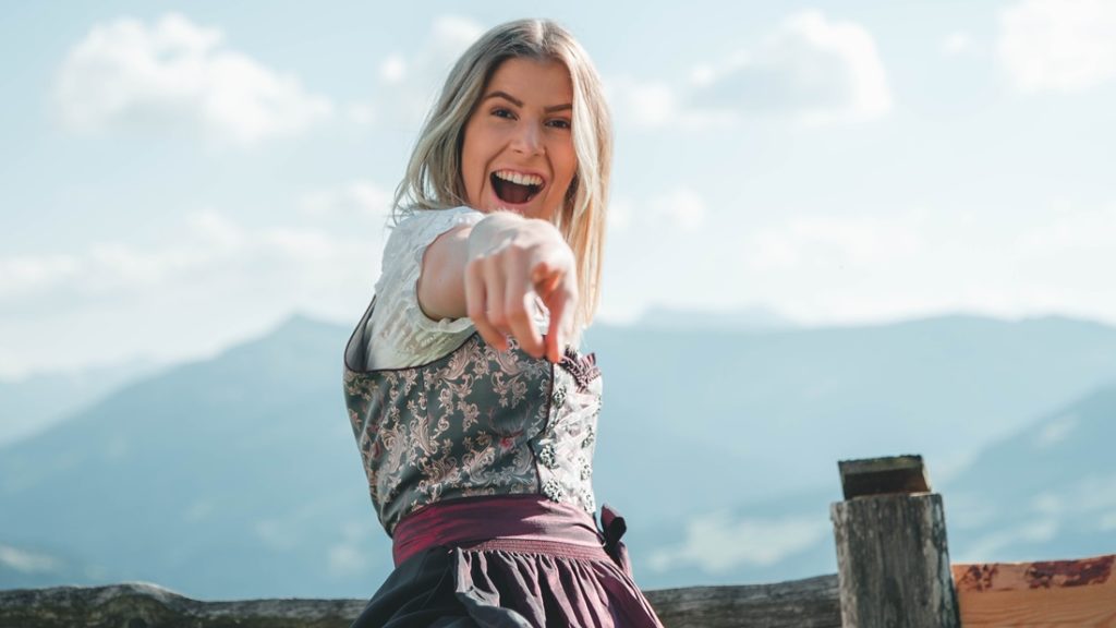 Žena sa smeje a ukazuje prstom