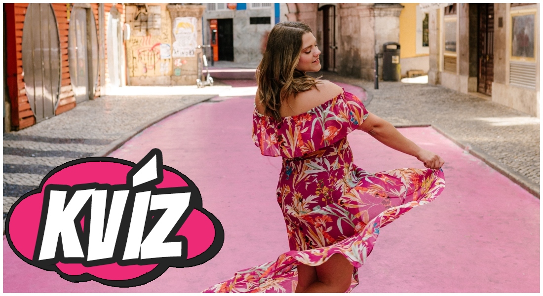 Žena tancuje na ulici