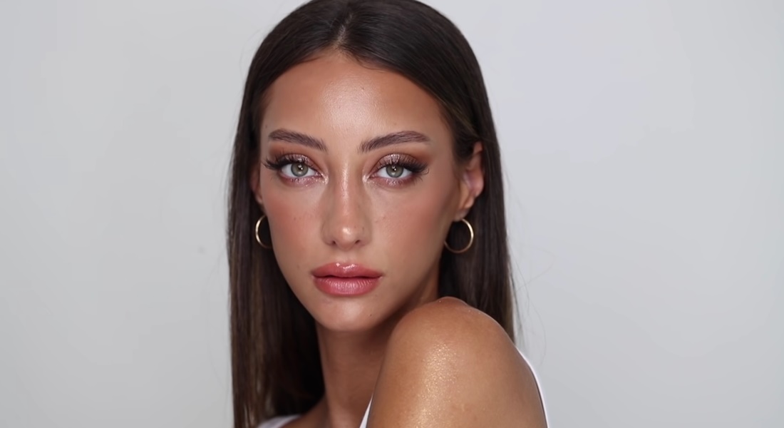 Žena má make-up s mokrým efektom