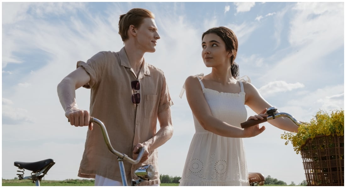 Muž a žena s bicyklami