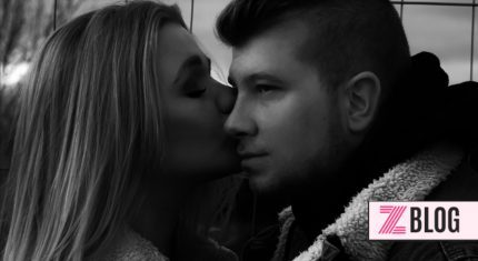 Žena bozkáva muža na tvár