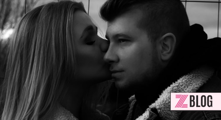 Žena bozkáva muža na tvár