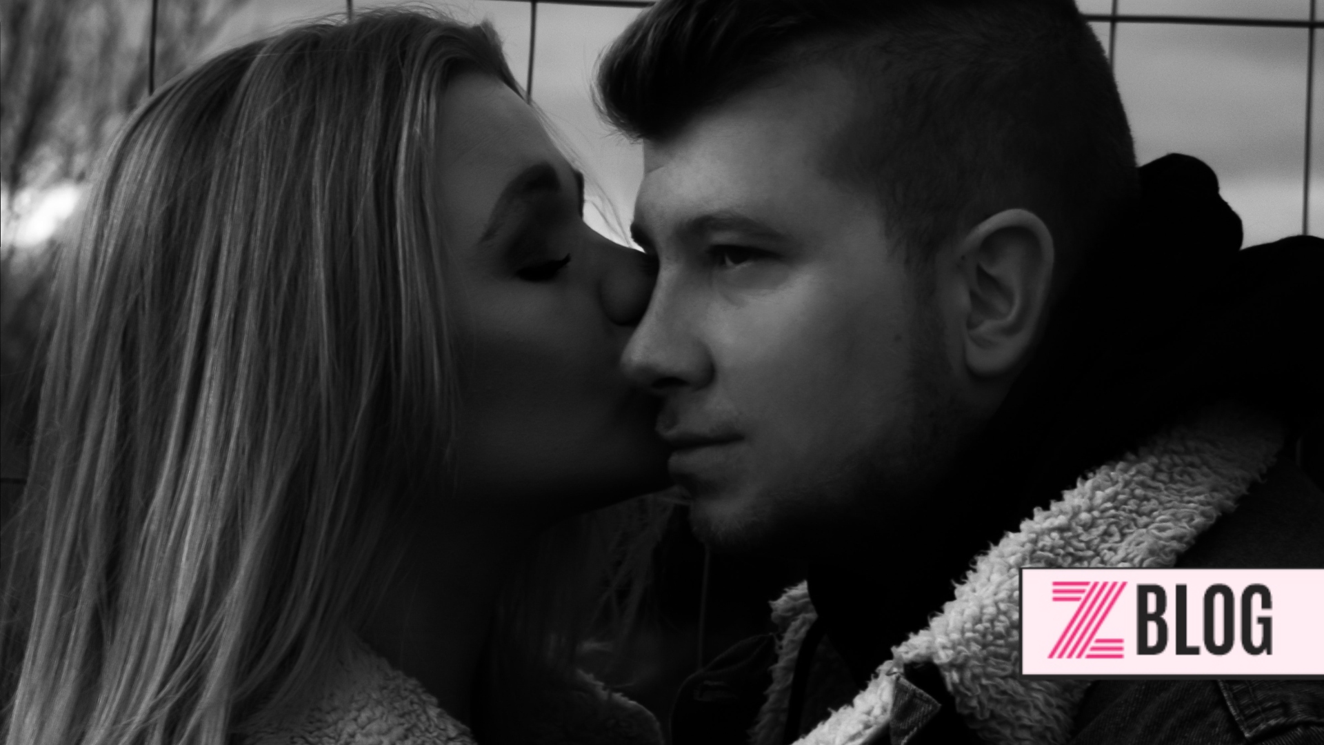 Žena bozkáva muža na tvár