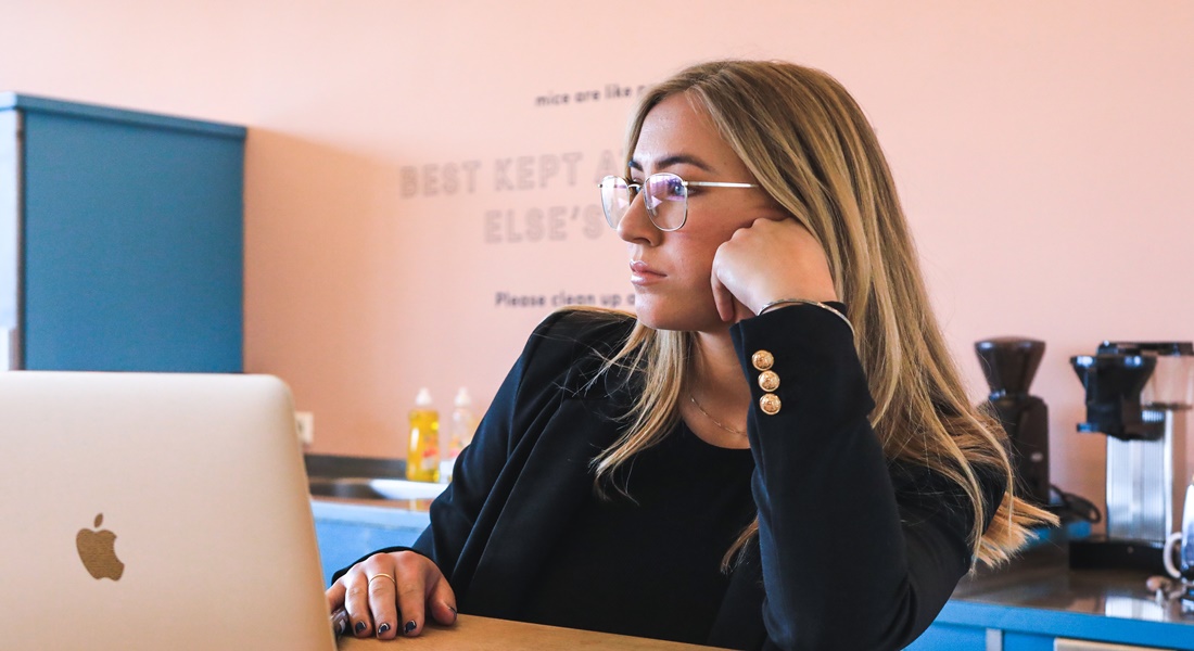 Žena si podopiera bradu pri počítači