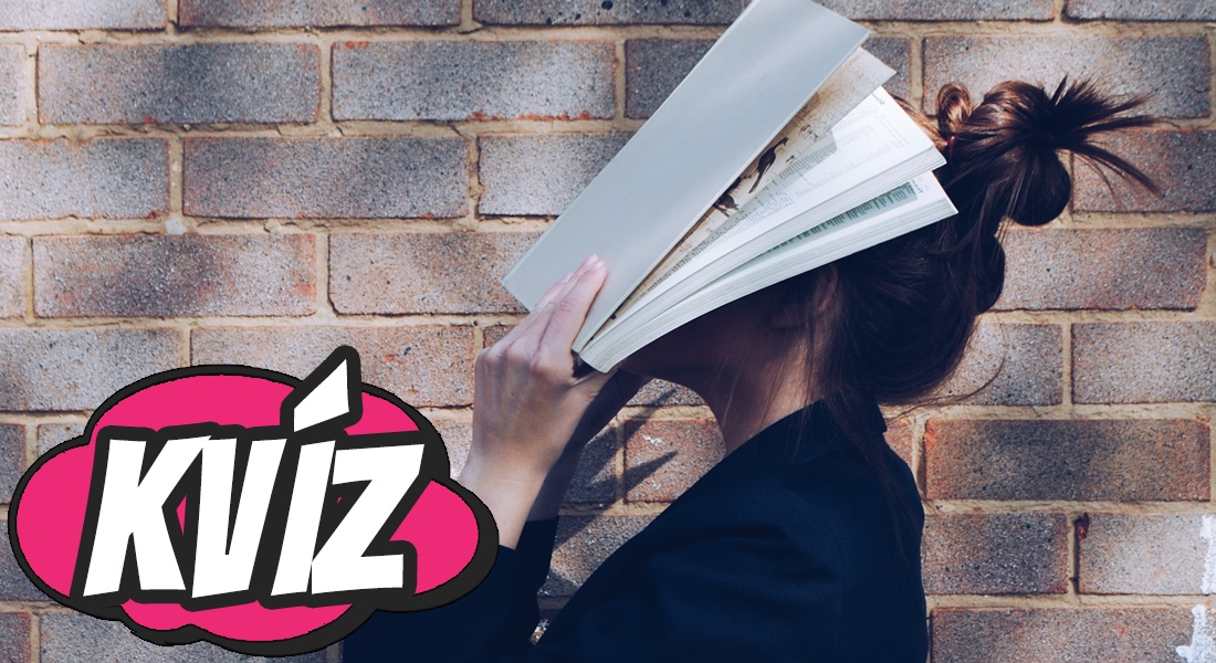 Žena si zakrýva hlavu knihou