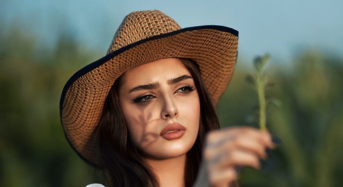 Žena s kvetinou