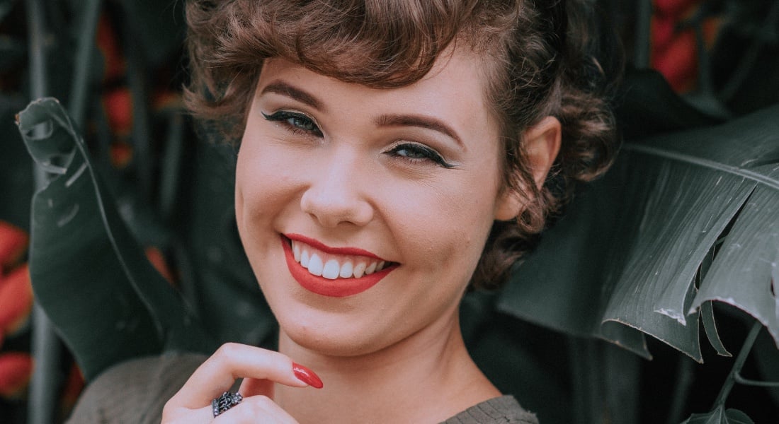 Žena sa usmieva