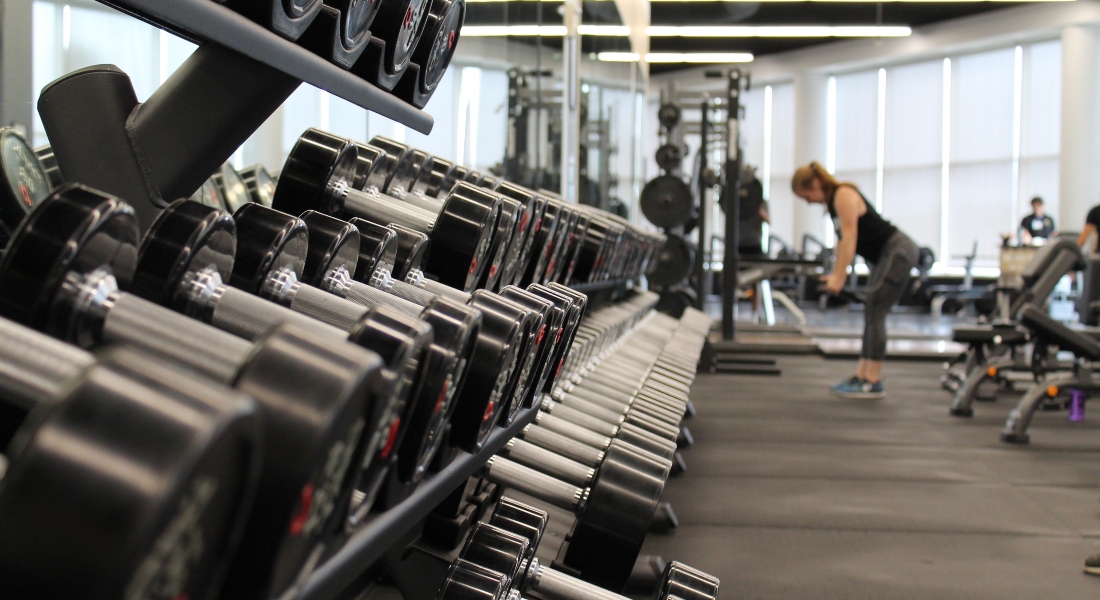 Dievča cvičí vo fitness centre