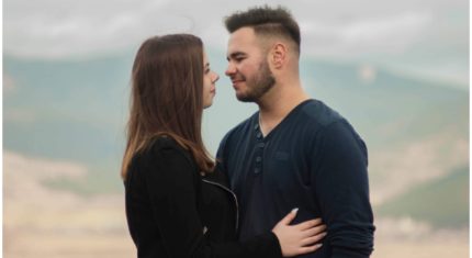 Žena a muž sa pozerajú na seba