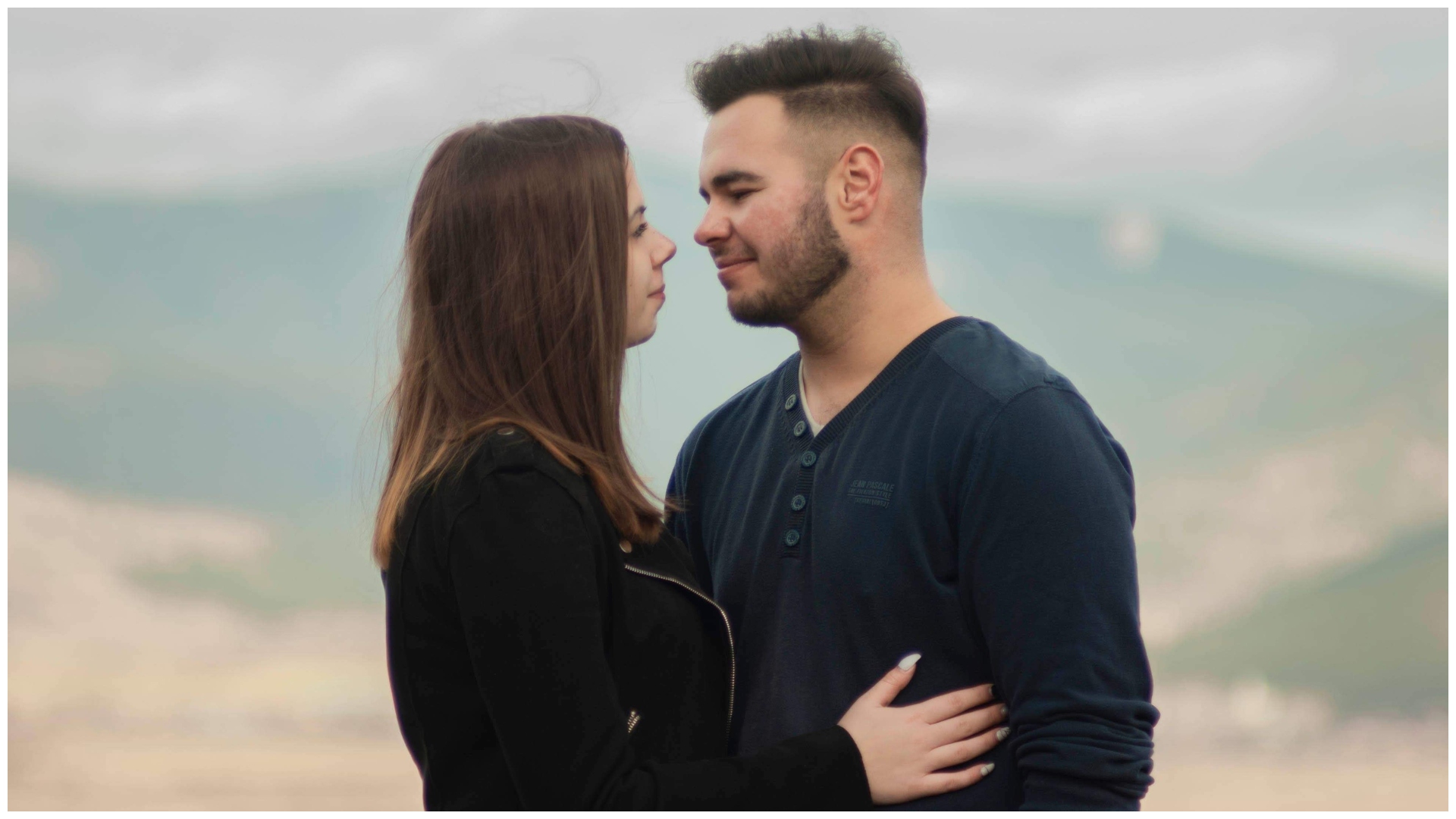 Žena a muž sa pozerajú na seba