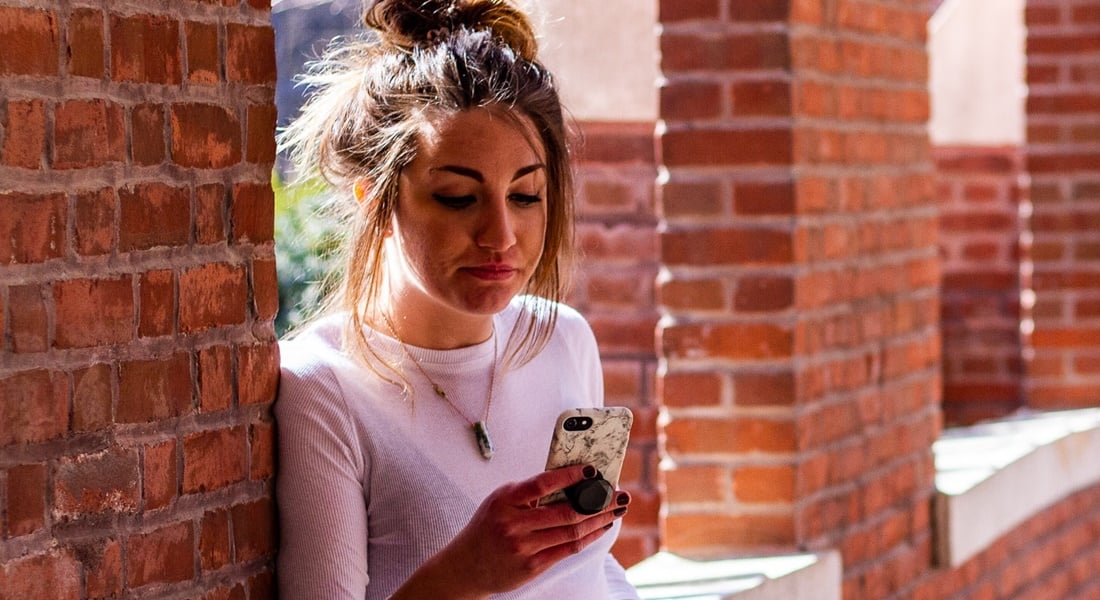 Žena s mobilom posiela správy