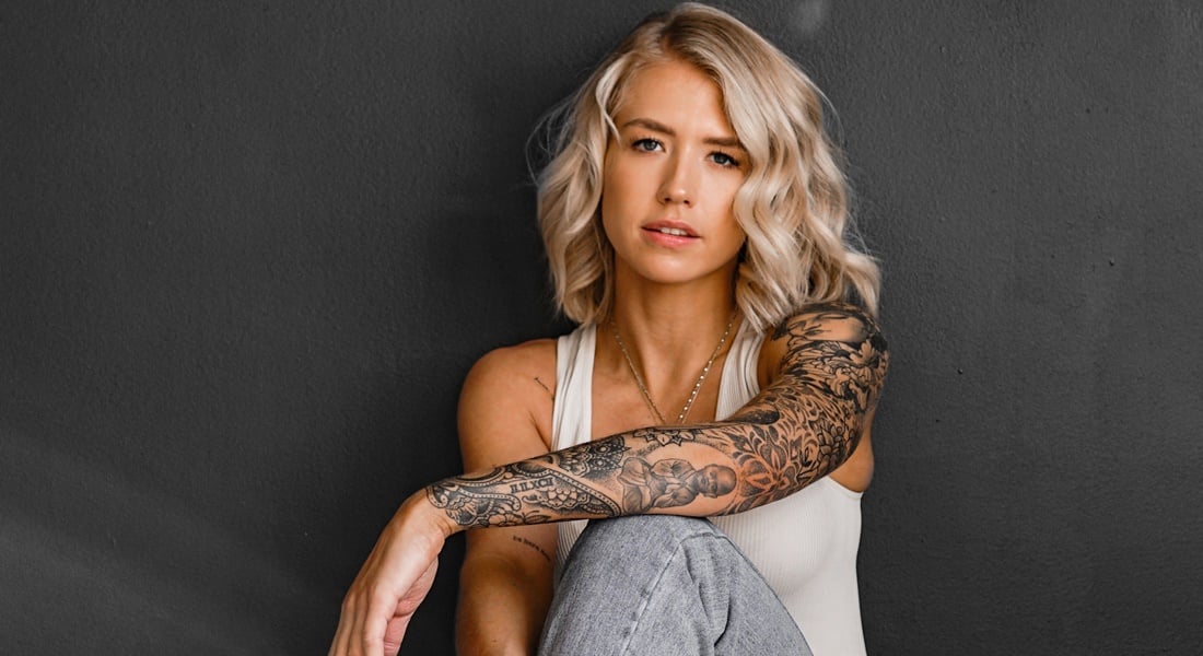 Žena s tetovaniami