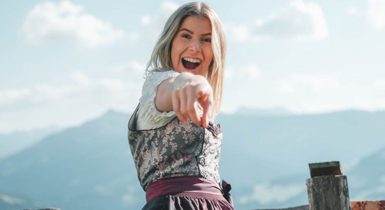 Žena sa smeje a ukazuje prstom