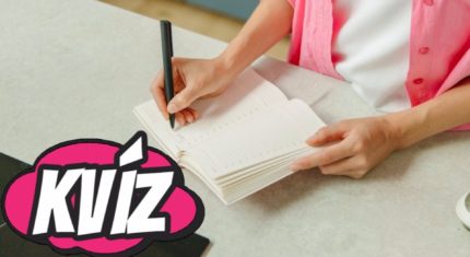 Žena píše do zošita
