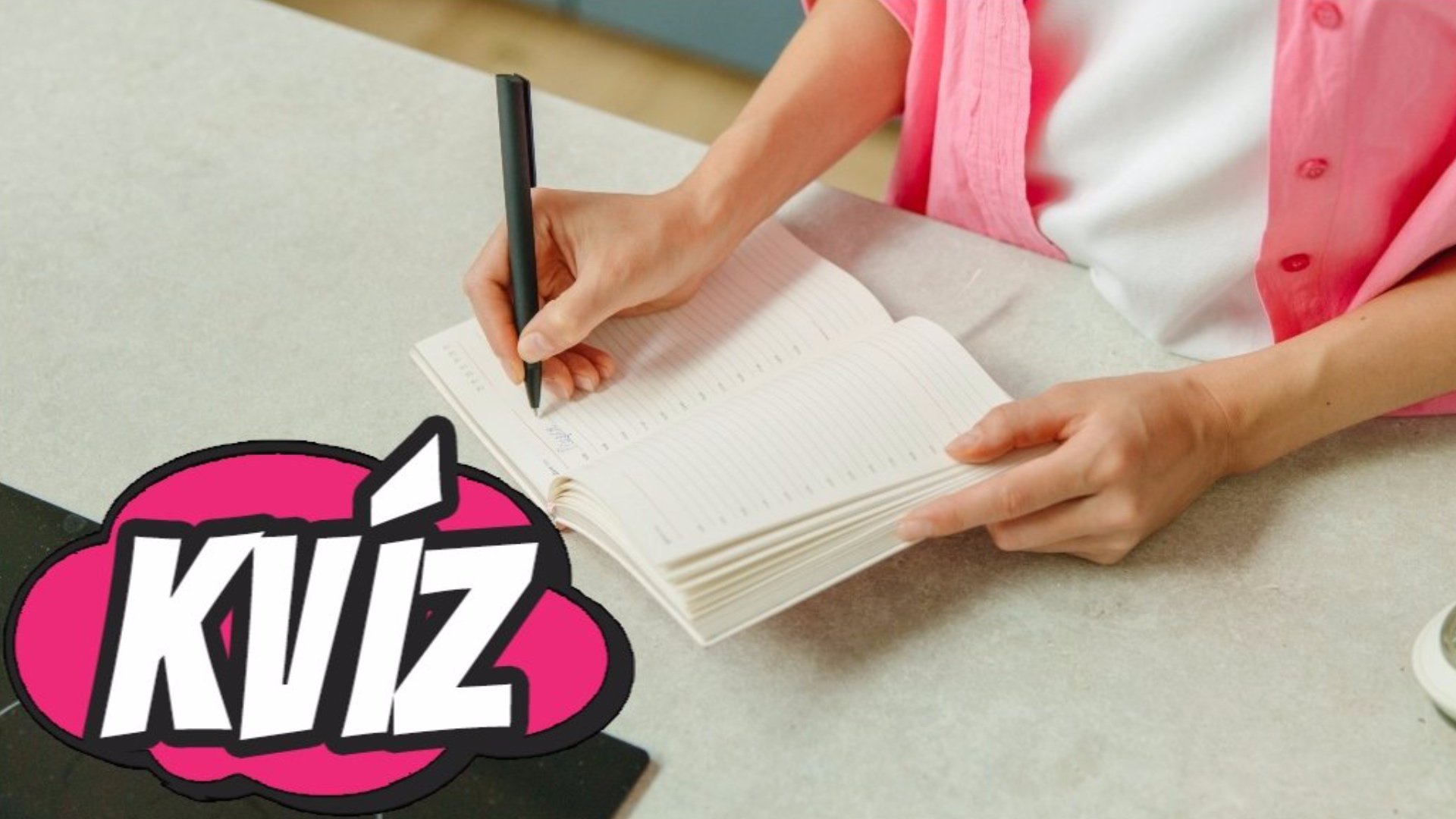 Žena píše do zošita