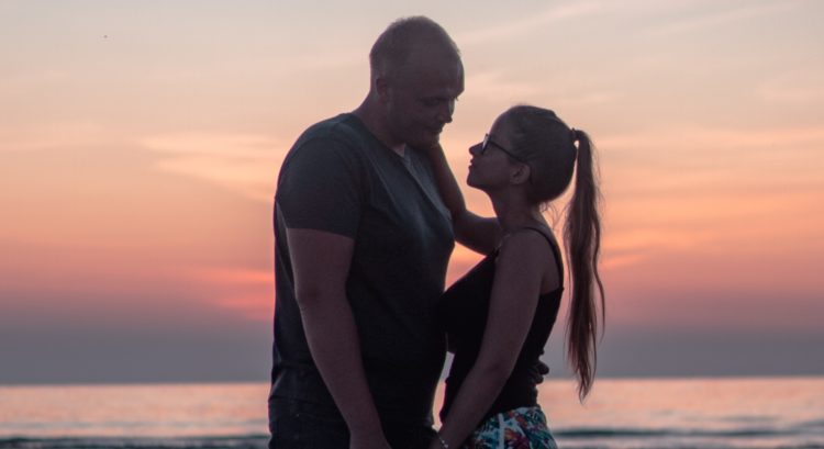 Pár pri západe slnka
