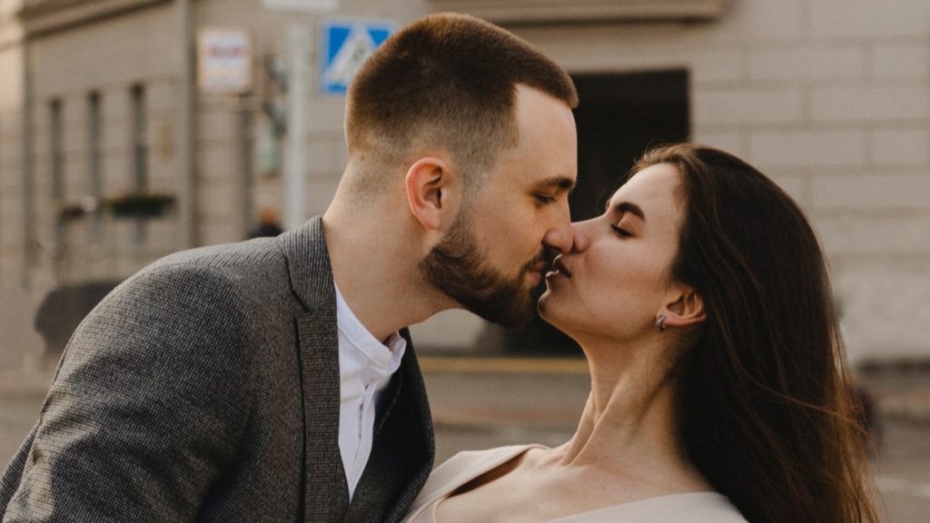 Žena a muž sa bozkávajú