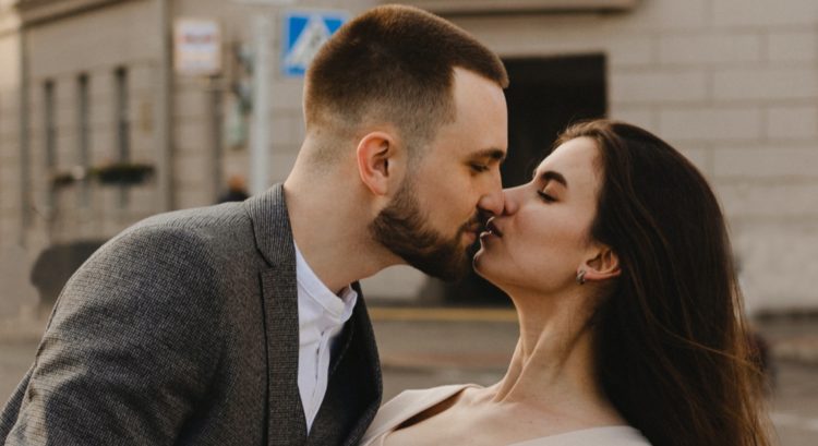 Žena a muž sa bozkávajú