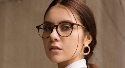 Žena má okuliare proti modrému svetlu