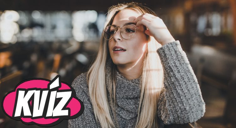 Žena v okuliaroch sa drží za hlavu